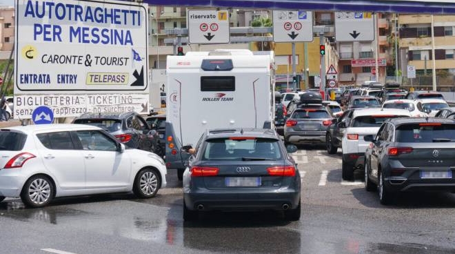 Motoristas fazem fila na área de embarque para a Sicília (Ansa)