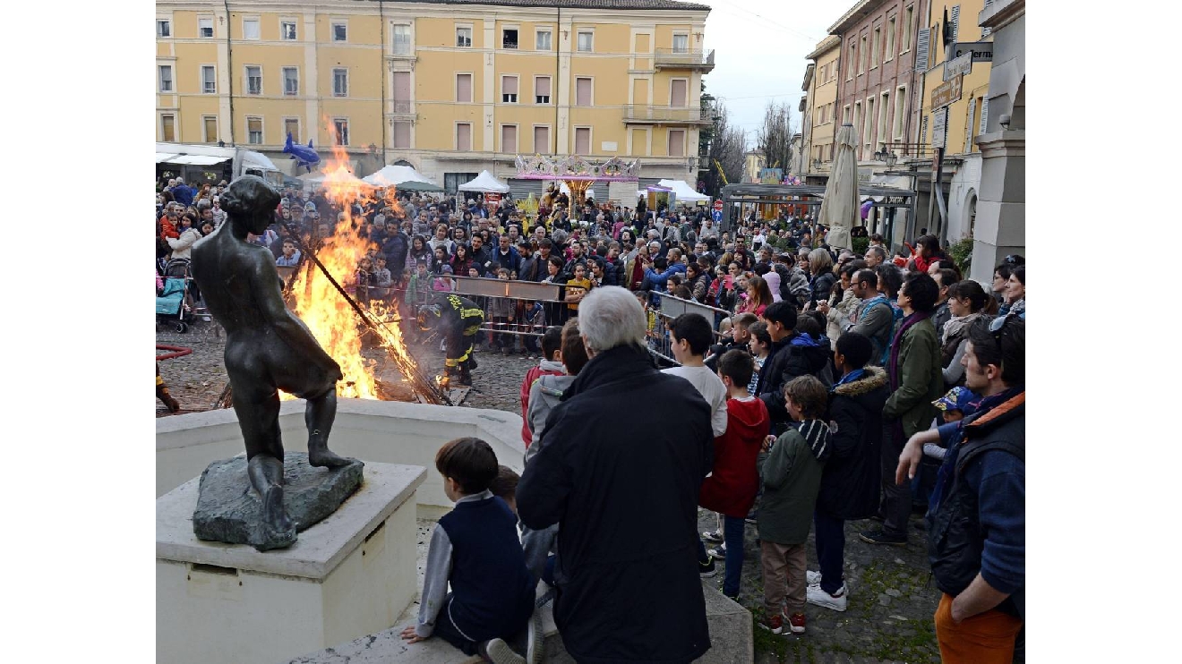 Festa per il patrono San Giuseppe Il falò dà il via alla primavera - Cronaca - ilrestodelcarlino.it