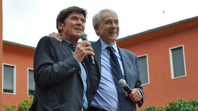Festa Alla Casa Jannacci A Sorpresa Arriva Morandi E Scatta Il Duetto Con Pisapia Di Oh Mia Bela Madunina Cronaca