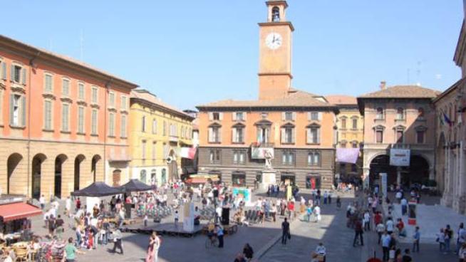 caduta in bicicletta piazza roma modena you tube caduta in bicicletta piazza roma modena you tube