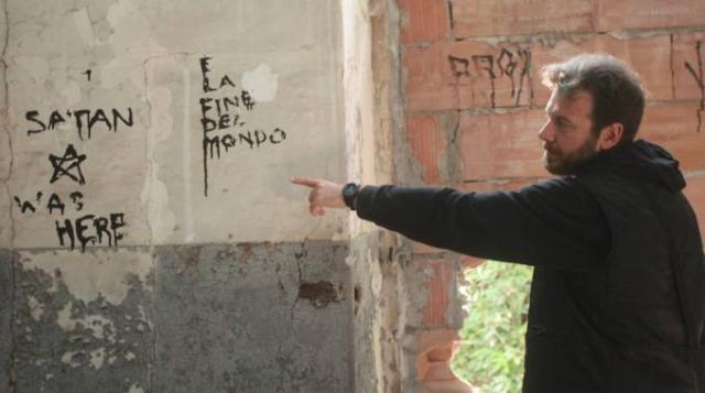 Le scritte nella ex caserma Stamura (foto Antic)