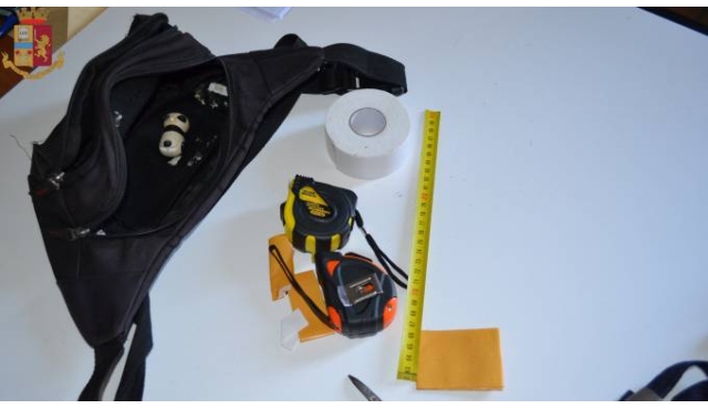 Gli 'strumenti' usati per rubare gli oboli nelle chiese