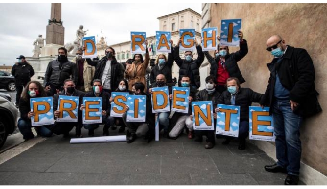 Supporter di Draghi fuori dal Quirinale (Ansa) Supporter di Draghi fuori dal Quirinale (Ansa)