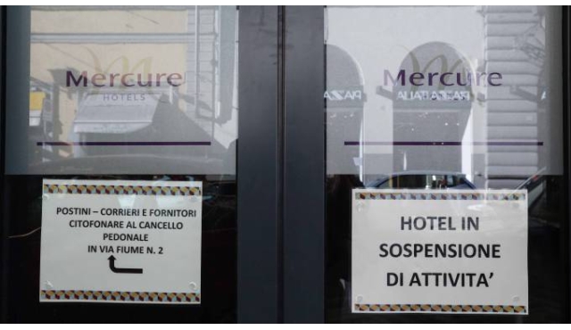 Cartelli all'ingresso del Mercure