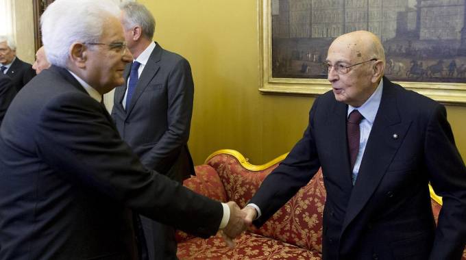 Risultati immagini per stretta di mano gentiloni mattarella