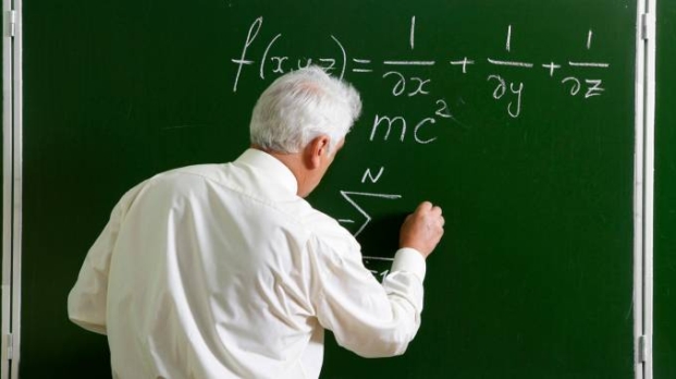 Scuola, professore in cattedra (foto repertorio)