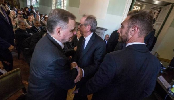 La stratta di mano tra Pier Carlo Padoan e Ignazio Visco (ImagoE) La stratta di mano tra Pier Carlo Padoan e Ignazio Visco (ImagoE)