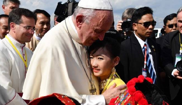 Risultati immagini per FOTO DEL PAPA FRANCESCO CON mYANMAR