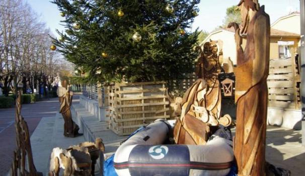 A Castenaso il presepe con Gesù Bambino dentro un gommone A Castenaso il presepe con Gesù Bambino dentro un gommone