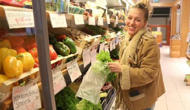 Dal primo gennaio 2018, al supermercato o in negozio pagheremo anche le buste di plastica ultraleggere