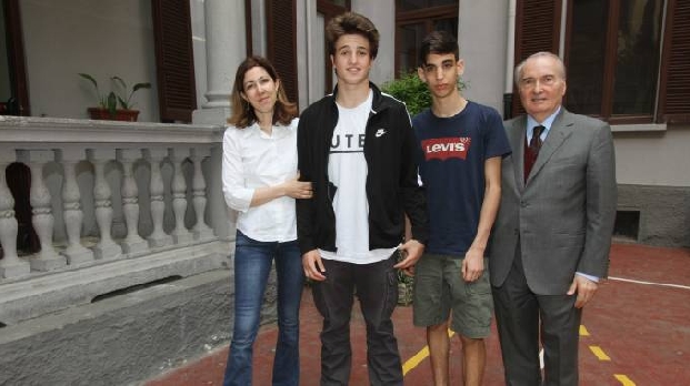 Gli studenti dell'Istituto Leopardi insieme al rettore Roberto Pasolini (NewPress) Gli studenti dell'Istituto Leopardi insieme al rettore Roberto Pasolini (NewPress)