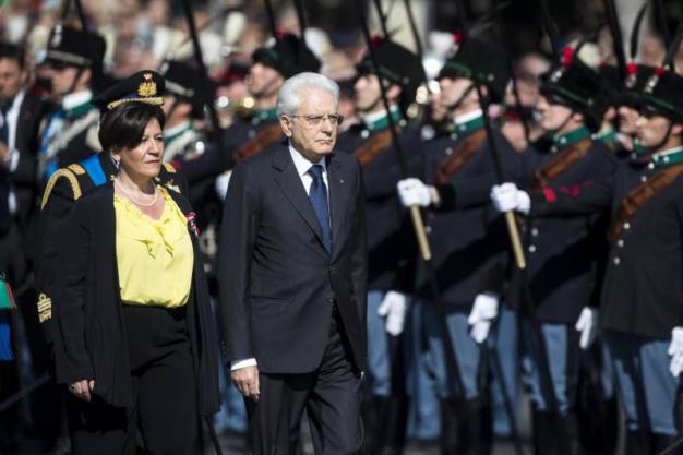 Il presidente della Repubblica Mattarella e il ministro della Difesa Elisabetta Trenta (Ansa) Il presidente della Repubblica Mattarella e il ministro della Difesa Elisabetta Trenta (Ansa)
