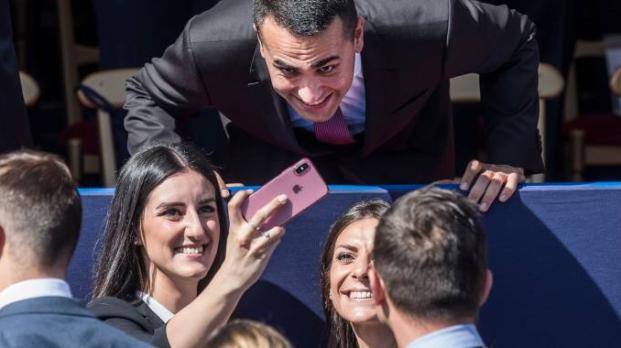 Selfie per Luigi Di Maio alla parata per la Festa della Repubblica (Lapresse)