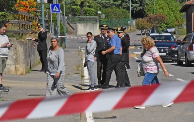 Scanzorosciate, spara all'ex moglie e fugge