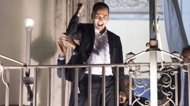 Risultati immagini per di maio mussolini annuncio balcone