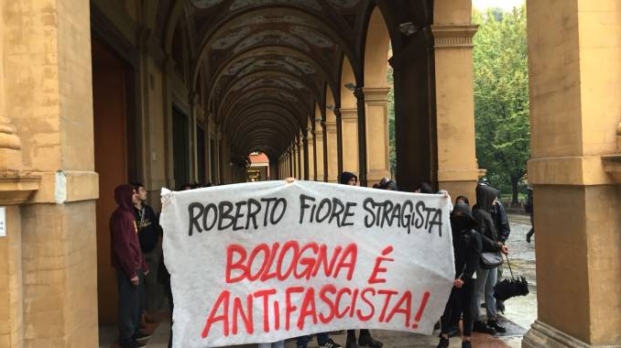 Lo striscione contro Fiore esibito dagli attivisti di Hobo