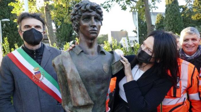 Aquí hay una estatua de Paolo Rossi «Un campeón de deportes, pero sobre todo un gran hombre» Aquí hay una estatua de Paolo Rossi «Un campeón de deportes, pero sobre todo un gran hombre»