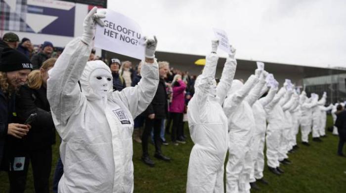 Fauci: «¿Omicron? El virus más contagioso de la historia. Pero ataca la garganta, no los pulmones». Fauci: «¿Omicron? El virus más contagioso de la historia. Pero ataca la garganta, no los pulmones».