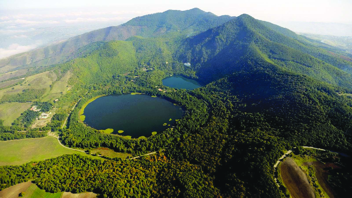 Di là dal fiume e tra gli alberi