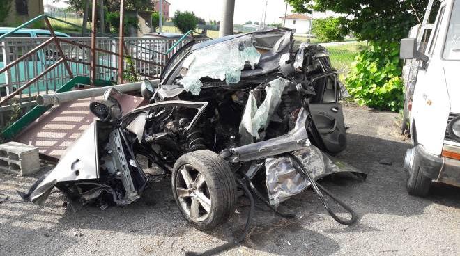 molinella perde il controllo dell auto e muore a 22 anni cronaca ilrestodelcarlino it