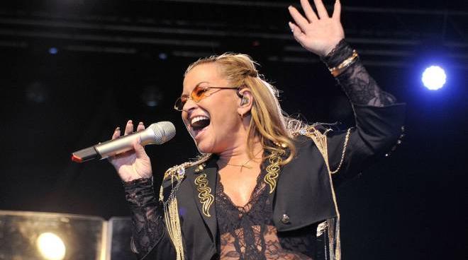 anastacia a civitanova scoppia il caso biglietti ma tutti saranno rimborsati cronaca