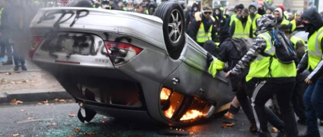 La violenta protesta dei gilet gialli a Parigi (Lapresse)