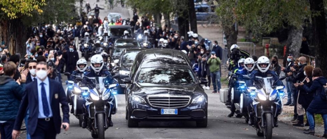 Poesie Messaggi E Fiori Per Proietti Davanti Al Globe Theatre Cronaca Quotidiano Net