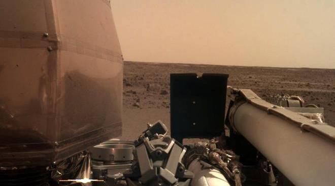 Il primo 'selfie' di InSight, il lander della Nasa su Marte (Ansa)