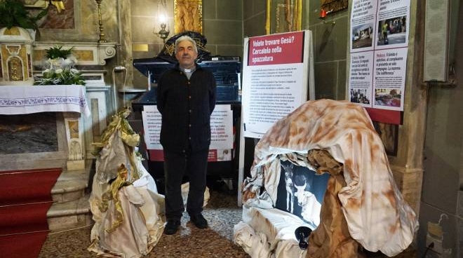 Don Armando davanti il presepe